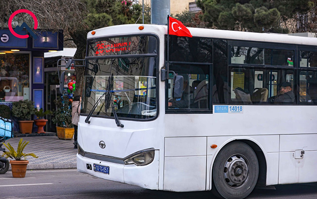 Bakıda avtobuslara Türkiyə bayraqları vuruldu