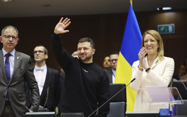 zelenski-avropa-parlamentinde-bele-qarsilandi