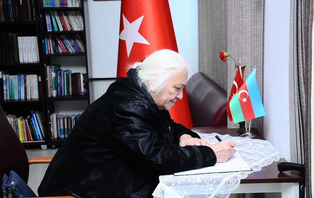 sehid-anasi-pensiyasini-zelzeleden-zerercekenlere-gonderdi