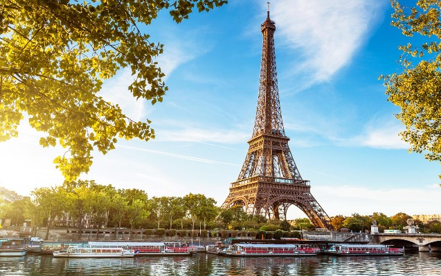 azal-parise-ucuslari-berpa-edir