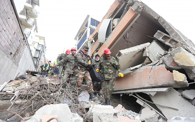 Xilasedicilərimiz Türkiyədə dağıntılar altından 53 nəfəri sağ, 771 nəfərin cəsədini çıxarıb — Fotolar+Video