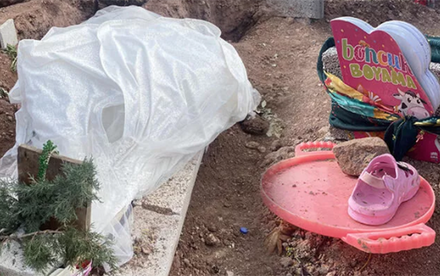 Ümidsiz yol gözləyən gəlincik, çanta, ayaqqabı və…