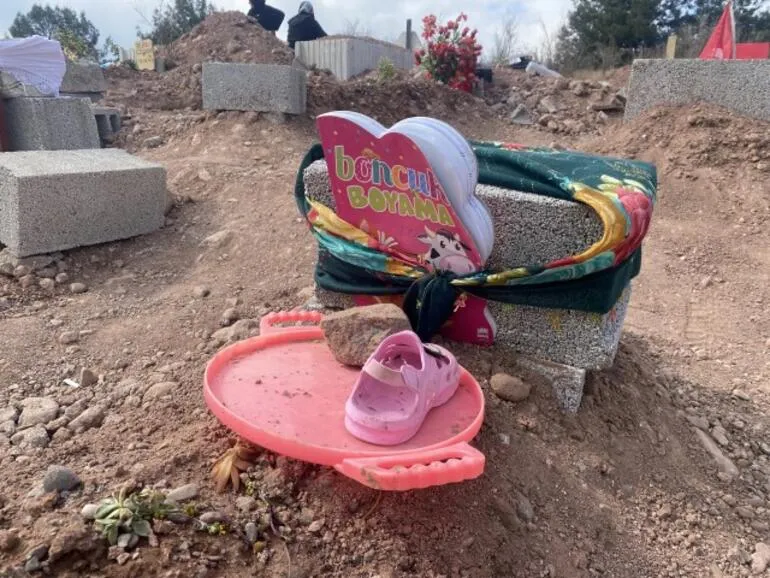 Ümidsiz yol gözləyən gəlincik, çanta, ayaqqabı və... - Fotolar