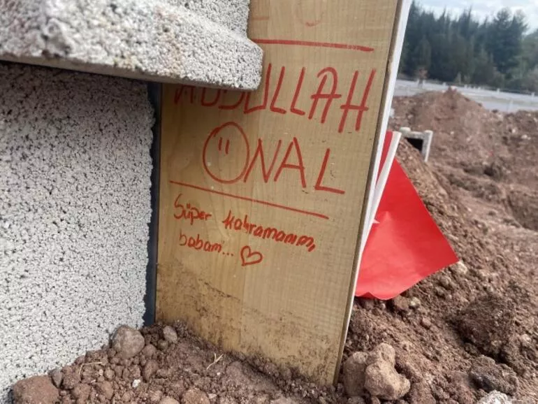 Ümidsiz yol gözləyən gəlincik, çanta, ayaqqabı və... - Fotolar