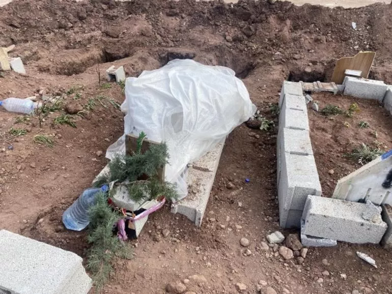 Ümidsiz yol gözləyən gəlincik, çanta, ayaqqabı və... - Fotolar