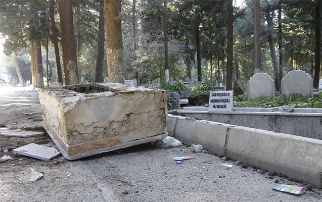 hatayda-zelzelede-mezarlar-da-dagildi