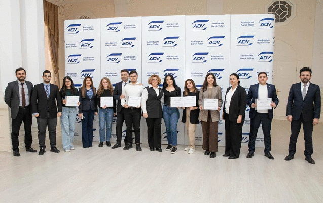 azerbaycan-demir-yollari-qsc-de-ada-universitetinin-10-telebesine-sertifikatlar-verildi