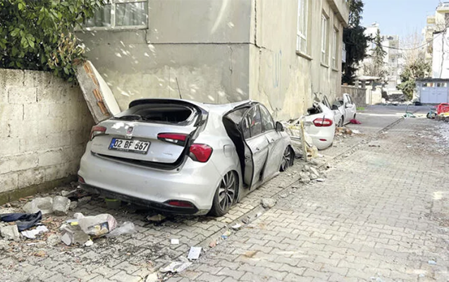 zelzelede-yararsiz-hala-dusen-avtomobillerini-satirlar