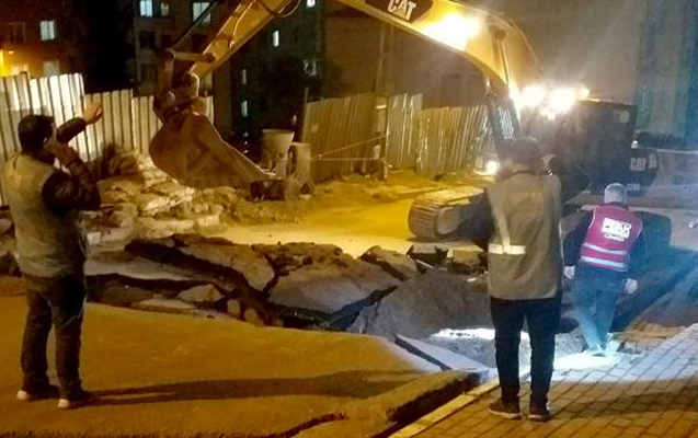 İstanbulda yol çökdü, 2 bina boşaldıldı - Fotolar