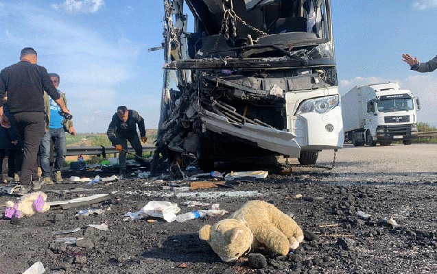 zelzeleden-zerercekenleri-dasiyan-avtobus-qezaya-dusdu