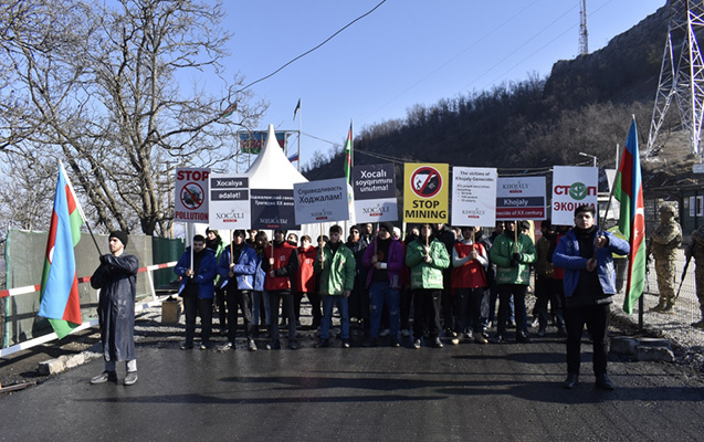 aksiya-istirakcilari-xocali-faciesi-ile-bagli-suarlar-seslendirirler