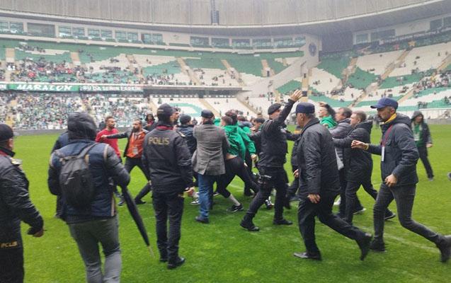 turkiyede-futbolcular-arasinda-elbeyaxa-dava-oldu