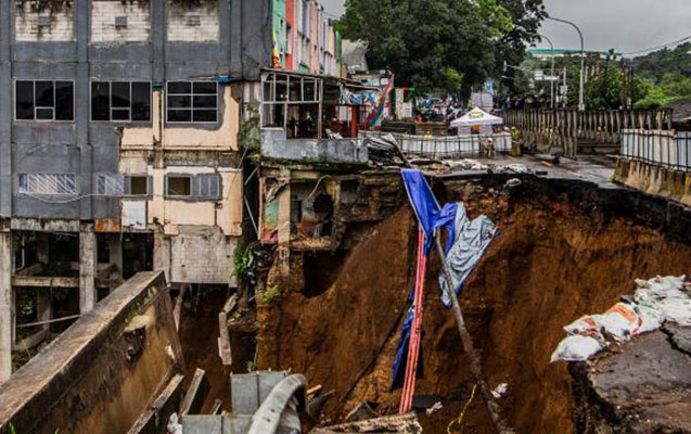 indoneziyada-torpaq-surusmesine-gore-olenlerin-sayi-artdi