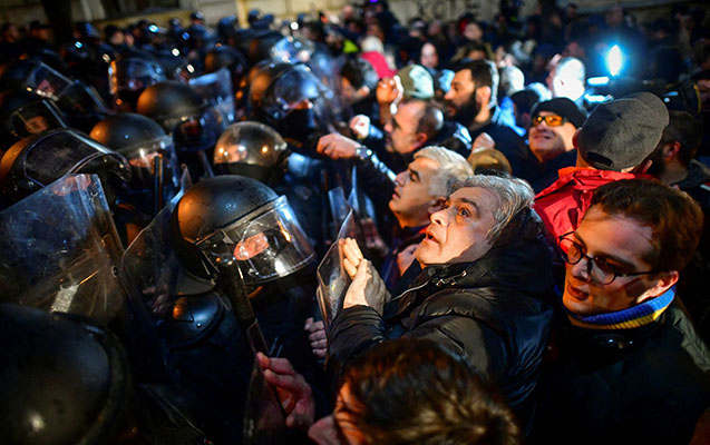 gurcustanda-etirazlara-sebeb-olan-qanun-neyi-nezerde-tutur