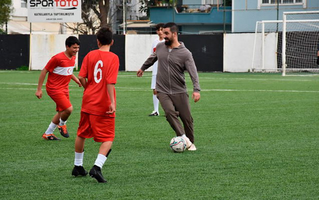 arda-turan-zelzeleden-eziyyet-ceken-usaqlarla-futbol-oynadi