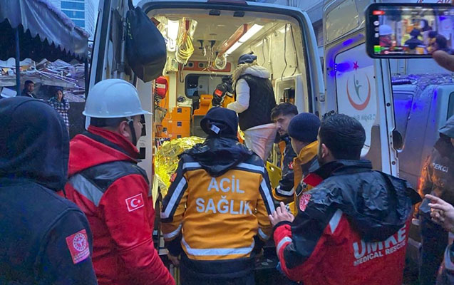 turkiyede-zelzele-bolgesinde-505-tibb-iscisi-helak-olub