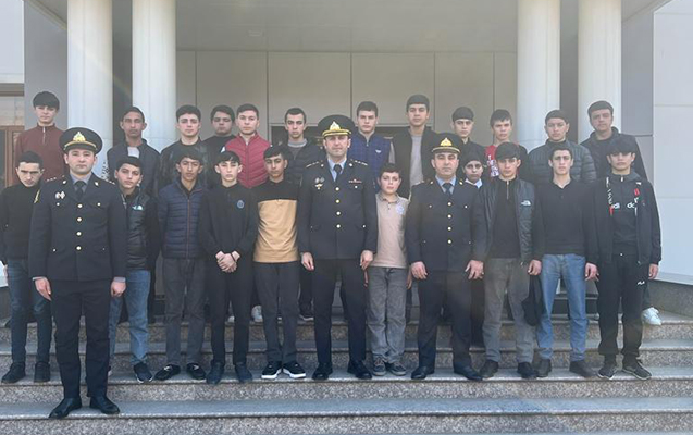 polis-reisi-mekteblilerle-sobede-gorusdu