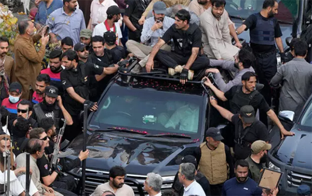 imran-xan-terefdarlari-ile-polis-arasinda-qarsidurma-bas-verdi