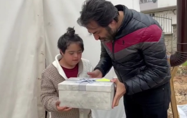Махсун передал ребенку подарок из Баку