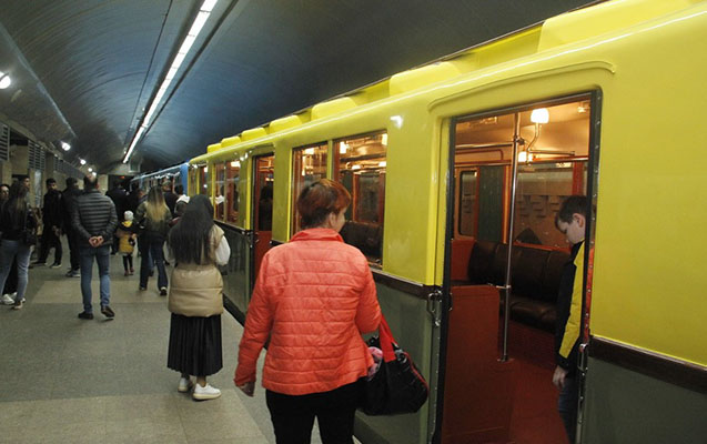 В бакинском метро демонстрируются ретро-вагоны