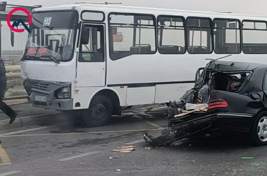 В Баку пассажирский автобус столкнулся с «Мерседесом»