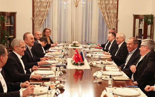 cavusoglu-ve-lavrov-iftar-masasi-arxasinda
