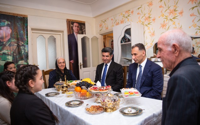 resad-nebiyev-naftalanda-iki-ovladi-sehid-olmus-aileni-ziyaret-etdi