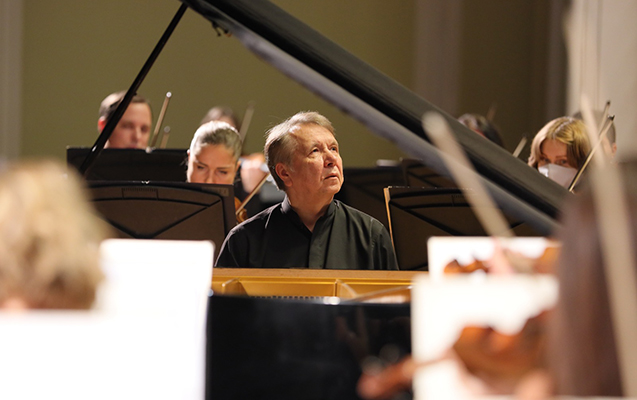 mixail-pletnyovun-heyder-eliyev-merkezindeki-konserti-texire-salindi