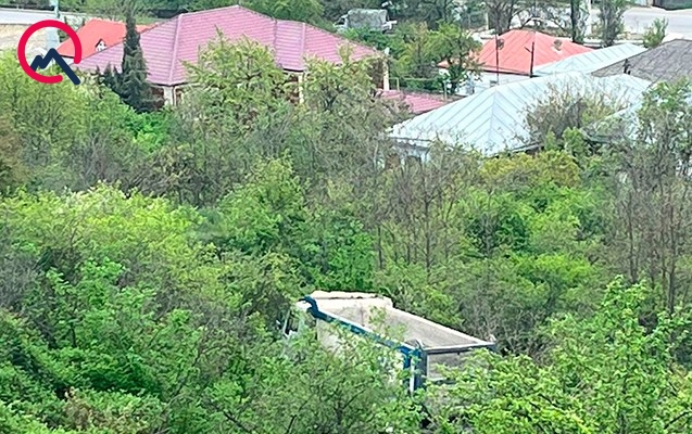 kamaz-yoldan-cixaraq-yasayis-sahesine-dusdu