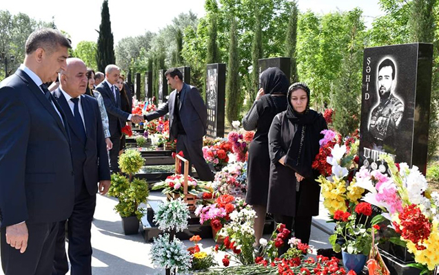sirvanin-icra-bascisi-sehidler-xiyabanini-ziyaret-etdi