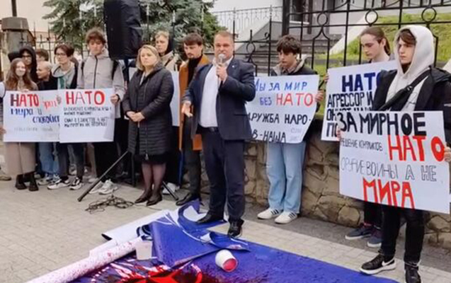 moldovali-deputat-mitinqde-nato-bayragini-cirdi