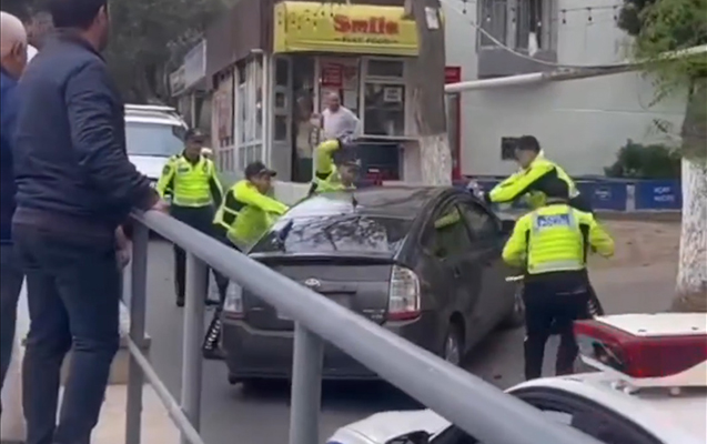 Bakıda narkotik daşıyan sürücü “Prius”u polislərin üzərinə sürdü