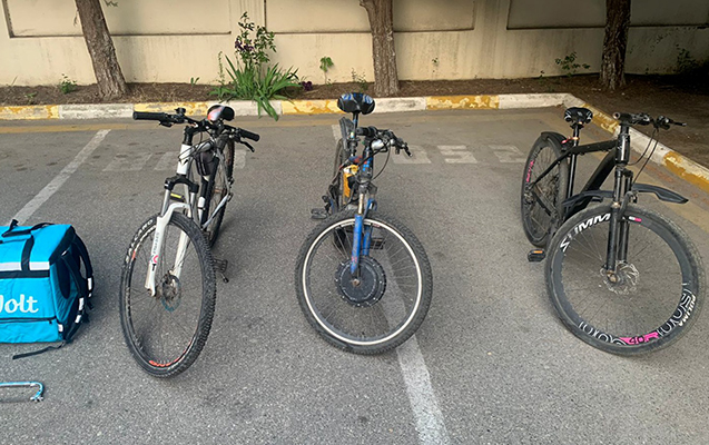 velosipedlerin-park-naqillerini-keserek-ogurladi