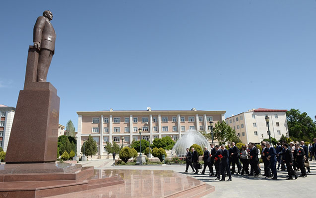 naxcivanda-ulu-onderin-abidesi-ve-heyder-eliyev-muzeyi-ziyaret-edildi