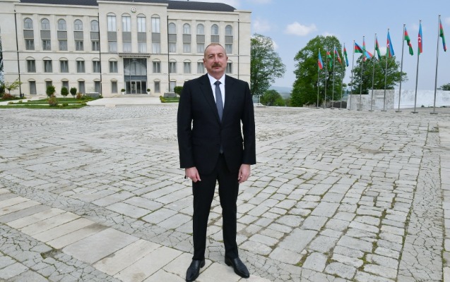 heyder-eliyev-amili-azerbaycani-bir-cetir-kimi-qoruyurdu