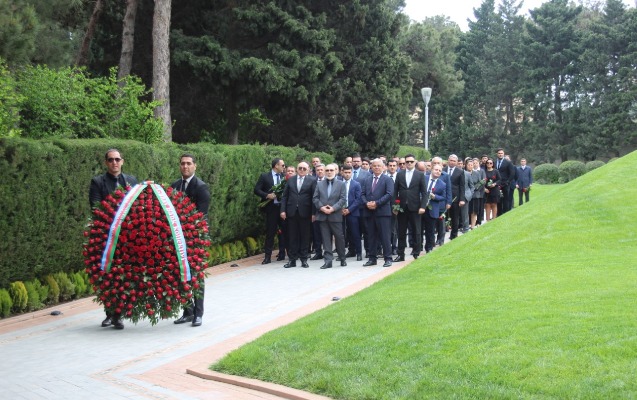 gunay-bank-ve-gunay-sigorta-sirketlerinin-kollektivi-umummilli-lideri-ziyaret-edib