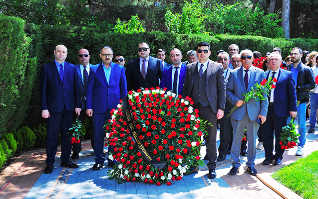 azenconun-kollektivi-fexri-xiyabani-ziyaret-etdi