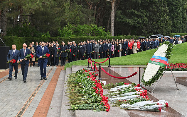 elm-ve-tehsil-nazirliyinin-kollektivi-fexri-xiyabani-ziyaret-etdi