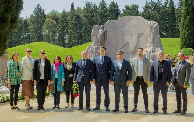baau-nun-kollektivi-heyder-eliyevin-mezarini-ziyaret-etdi