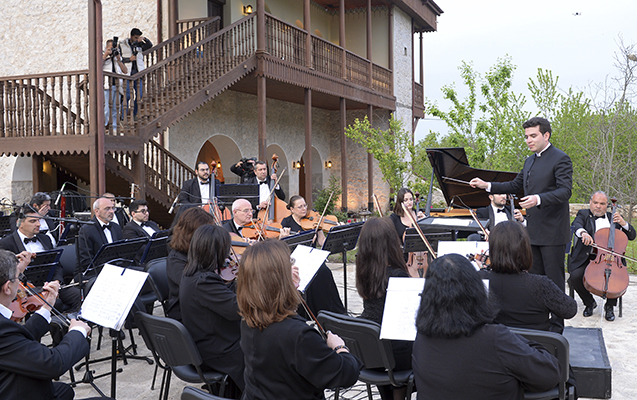 mehmandarovlar-neslinin-numayendesi-xaribulbuldeki-konsertde-dirijorluq-etdi