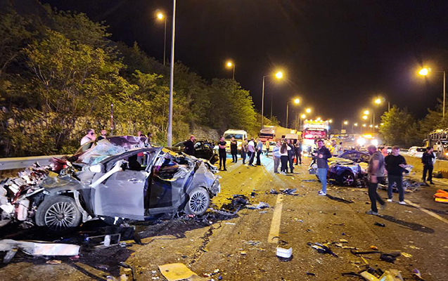 turkiyede-zencirvari-yol-qezasi