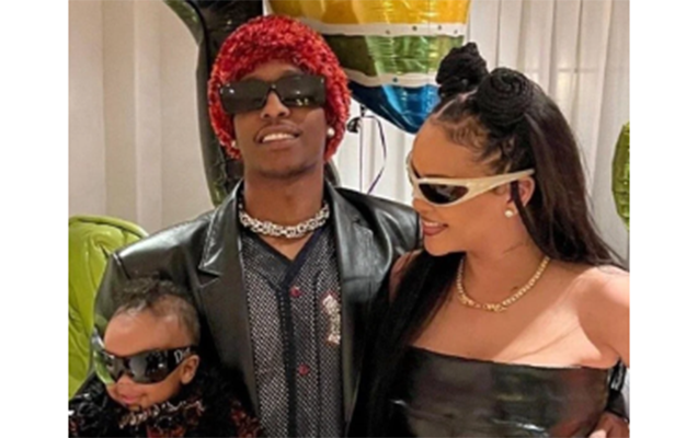 rihanna-oglunun-bir-yasini-qeyd-etdi