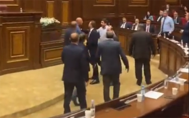 ermenistan-parlamentinde-yeniden-dava-dusdu