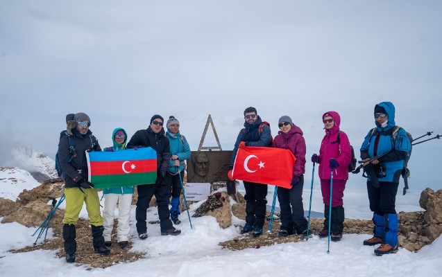 azerlotereyanin-bir-qrup-emekdasi-heyder-zirvesine-yurus-edib
