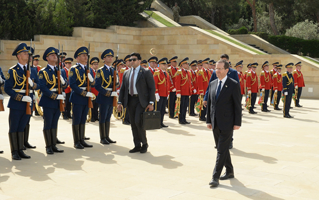 israil-prezidenti-ve-xanimi-sehidler-xiyabaninda