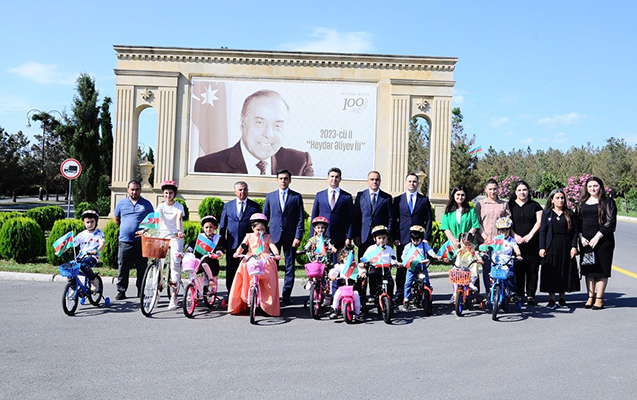 icra-bascisi-deputatla-sehid-ve-qazi-ovladlarini-tebrik-etdi