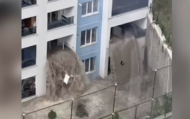 Ankarada leysan yağışı nəticəsində binanın alt mərtəbələrini su basdı - Video