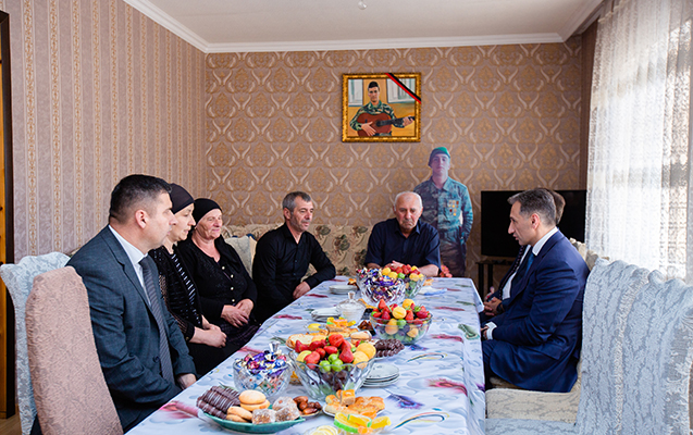 resad-nebiyev-qusarda-sehid-ailesini-ziyaret-etdi