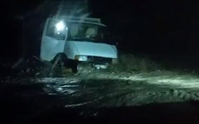 avtomobili-cayda-batan-sexs-bele-xilas-edildi