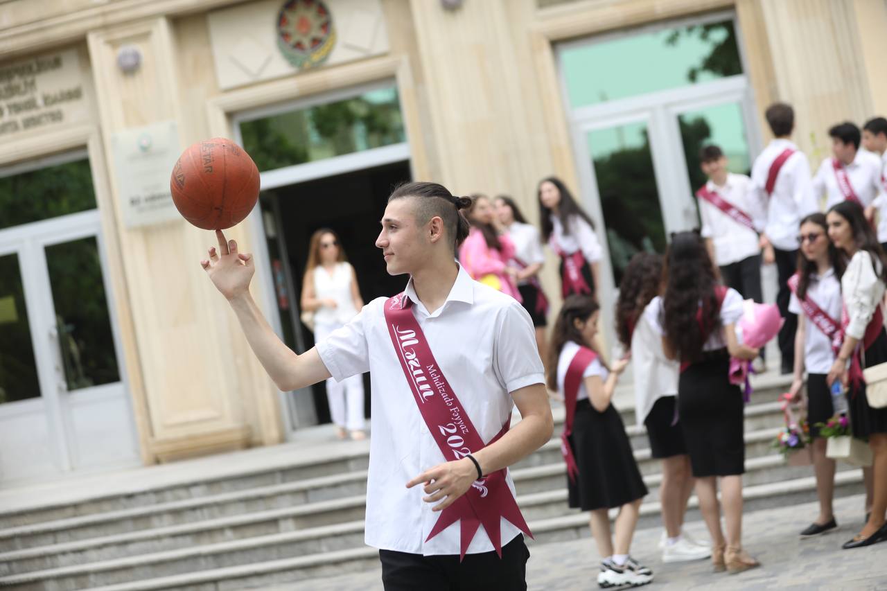 Смех и слёзы на "Последнем звонке" — Фото
